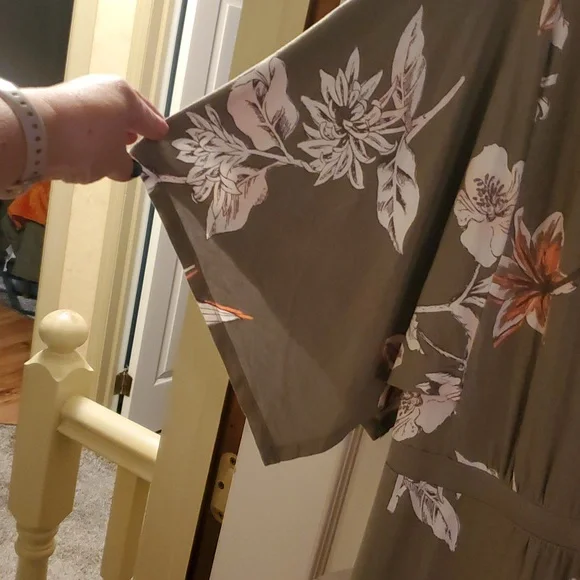 G by Giuliana Olive Green and Pink V-Neck Maxi Dress Size 2X with Flowy Sleeves - Picture 2 of 4